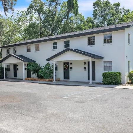 Be Our Guest - Cozy Townhome Near Downtown Ocala 2 Bedroom Townhouse