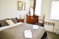 Braemar House B&B and YHA Hostel Hotels near Winter Gardens