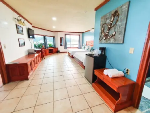 Fish Hook Marina Hotel فنادق في 