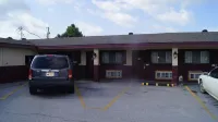 Stone Inn Motel - parking