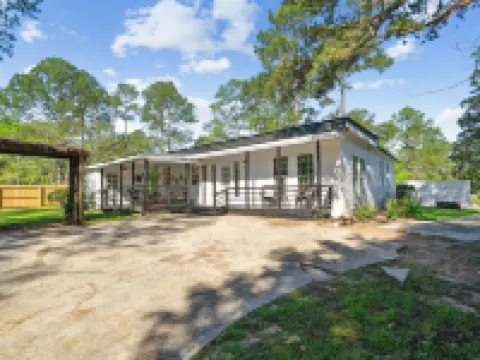 Urban Farmhouse with A Modernism Twist! 4 Bedroom Home by RedAwning Hotels in Moultrie