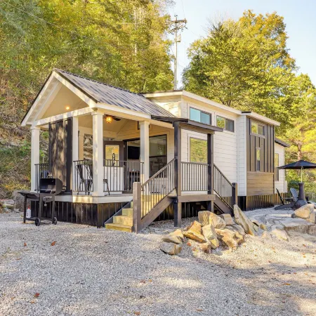 Deck, Grill and Fishing Pond Modern Cookeville Gem