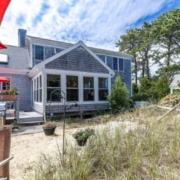 By the Sea Guests Bed & Breakfast and Suites