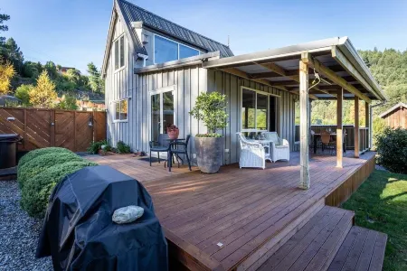 Cute Cottage with Hot Tub & Uninterrupted Lake Views