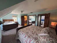 Family friendly 12 bed, Serene small town Louisa. Cozy with wifi, AC & farm life