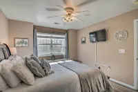 Modern Resort Condo ~ 3 Mi to Branson Landing - Wifi