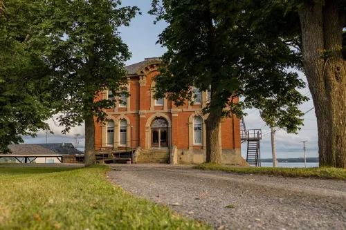 The Customs House Inn - homestay