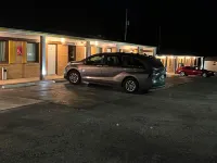 Laci's Country Inn - parking