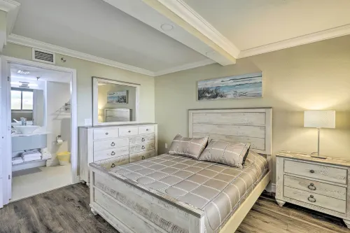 Waterfront Resort Condo w/ Private Beach & Pool - Wifi