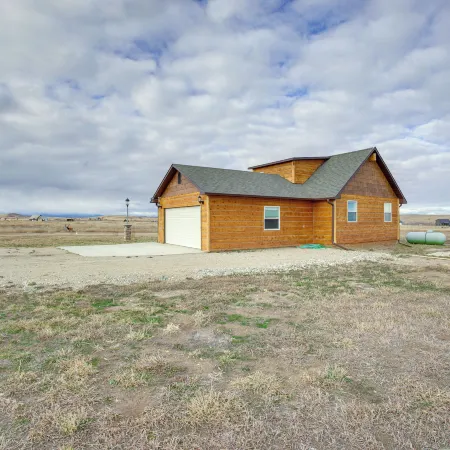 Roberts Home w/ Western Decor & Mountain Views!