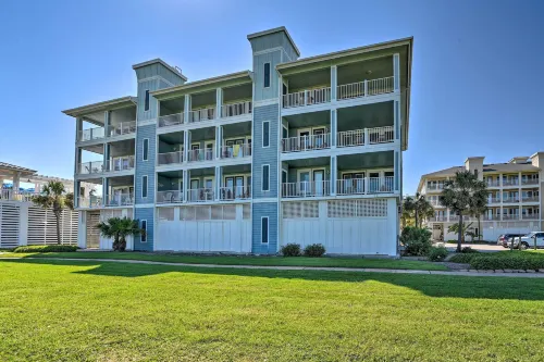 Gulf View + Beach Access: Galveston Resort Condo! - Condos