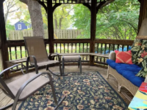 Central and Shady 1-bedroom house in Yellow Springs with WiFi and AC