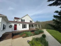 Family friendly 12 bed, Serene small town Louisa. Cozy with wifi, AC & farm life