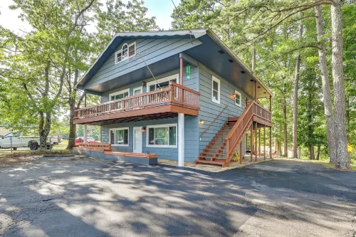4 Mi to Dtwn! Ozarks Hideaway w/ Furnished Deck - Pet friendly