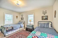 Pet-Friendly Saranac Lake Retreat w/ Deck & Yard - Parkplatz