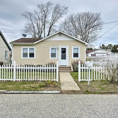 Cozy Villas Cottage w/ Deck, 1/2 Block to Beach!