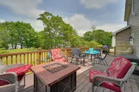 Pocono Home w/ Hot Tub & Fire Pits: 1 Mi to Lakes!