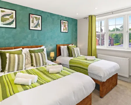 Cove Road Houses by Redwood Stays Hotels in Farnborough