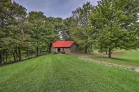 Rustic Cabin in the Woods 2-Acre Fishing Pond! - Homestays