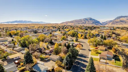 Delightful 2-bedroom house.  Convenient location in Cody. Отели в г. Коди