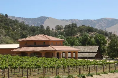 Spacious Mountain Home in the City Limits Hotel dekat Tehachapi Heritage League Museum