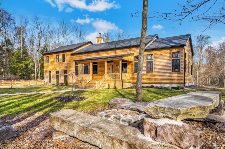 Grand Timber by Avantstay Indoor Pool, Sauna, Sports Court, Game Room, & More!