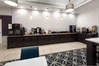 لا كينتا إن آند سويتس باي ويندام ساوث برونوود - فطور