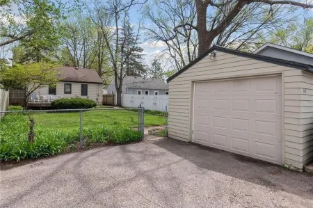 Convenient to lakes, bike trails, parks.  Dog-friendly. Fenced Yard. Отели рядом с достопримечательностью «Park Nicollet Eye Care and Optical Store St. Louis Park»