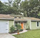 ISLAND VIBE ~ Close to Beach, Downtown, Egan’s Creek with Fire Pit! Super CLEAN! Hotels in Fernandina Beach