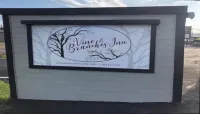 #1 Queen- Vine & Branches Inn, 2 minute walk to Burlington Bay!