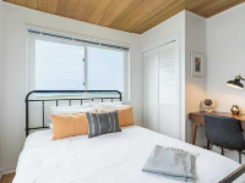 Swan Lake Cottage by AvantStay Hotels in Oak Harbor