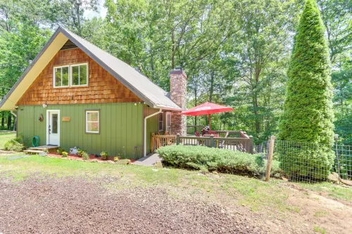 Pet-Friendly Murphy Home Grilling Deck and Fire Pit - Wifi