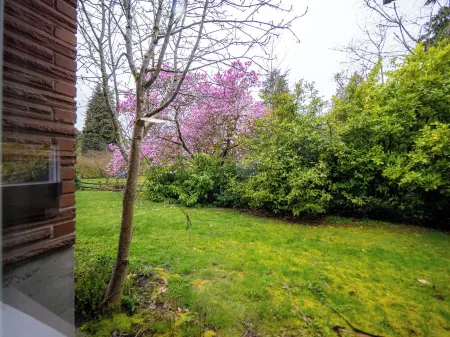 Stylish Remodeled 2BR Retreat - Near Seattle - Peaceful, Clean, & Modern Отели в г. Шорлайн