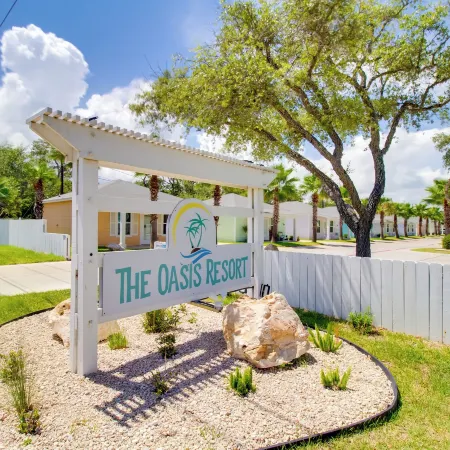 4 Mi to Rockport Beach Park: Home w/ Resort Perks