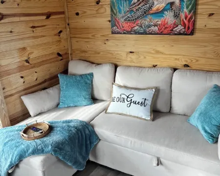 Cozy pet friendly 2-bedroom cabin in tranquil Steinhatchee Hotels in Steinhatchee