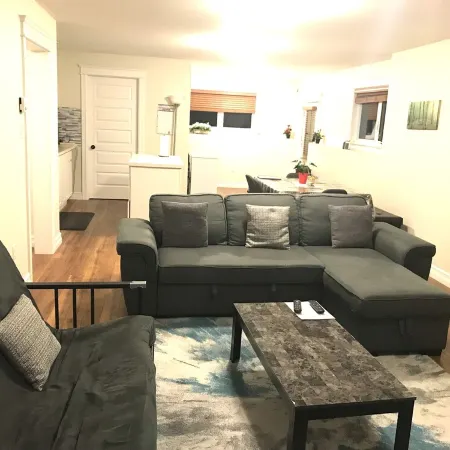 Stylish 1BR unit in Bedford, only 15 min to downtown Halifax. Near shopping area