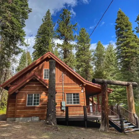 The Cozy Acorn Cascade Lake Retreat