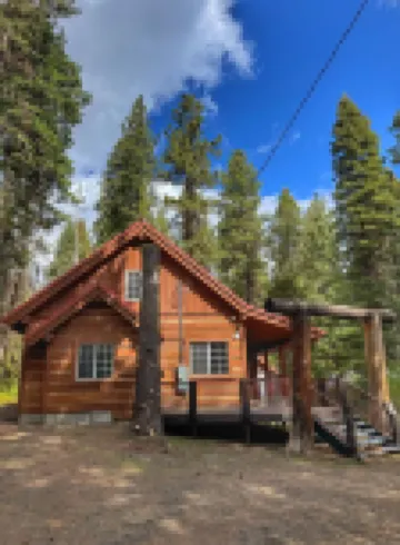 The Cozy Acorn Cascade Lake Retreat