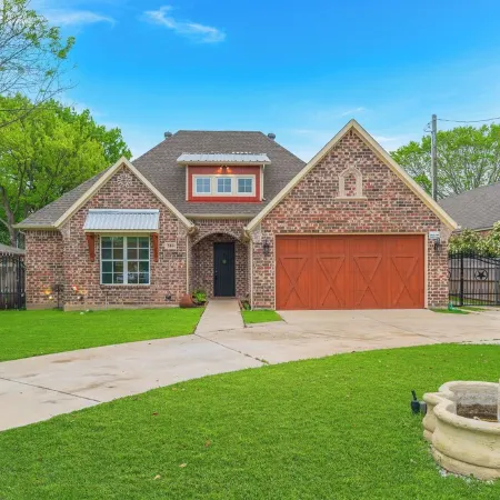 Spacious 4-bedroom house near DFW, Hot Tub, Game Room, Backyard Playset