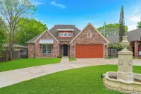 Spacious 4-bedroom house near DFW, Hot Tub, Game Room, Backyard Playset