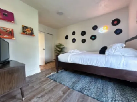 Groovy 1 Bedroom Apartment in Woodstock - AC & WiFi!