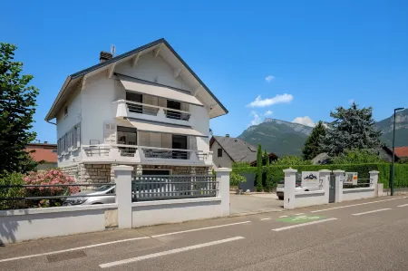 La Porte des Alpes Chambres d'hôtes Отели в г. Сен-Пьер-д'Альбиньи