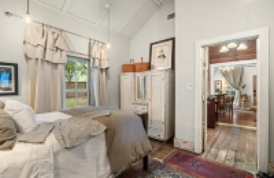 Historic Home: Walking distance to historic square, beach, & hiking trail!