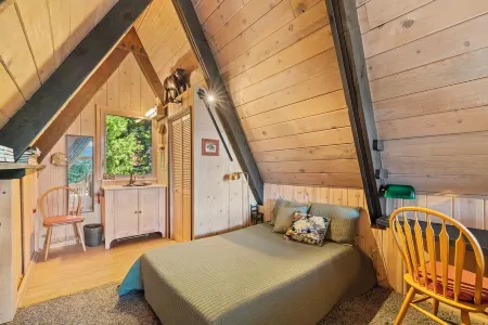 Cabin with Digital Minimalism for true get-away to Sierra outdoors.