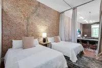 Luxe Historic 2 BR Palafox Balcony Overlook ~ Fabu Posh A