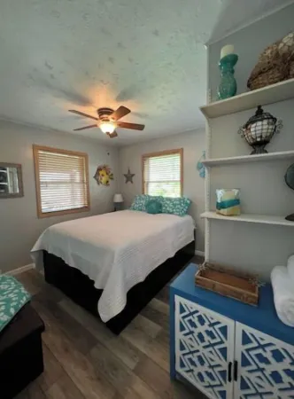 Live & Love Life on the Lake at Sunset Cottage! Отели в г. LaGrange County