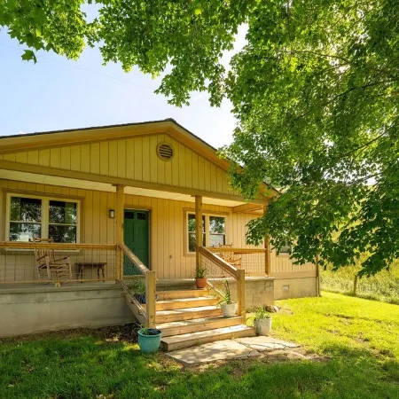 The Sheepfold: Remodeled cottage and 6 stall horse barn on working farm!