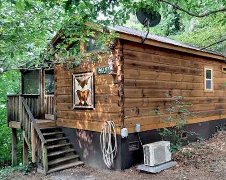 Owl's Nest Cabin. Romantic Cabin on beautiful Lake Lure! 雷克路爾酒店