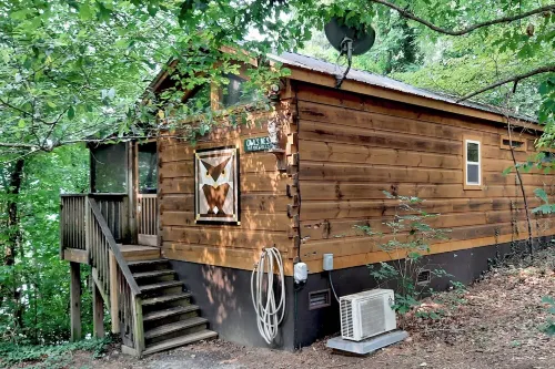 Owl's Nest Cabin. Romantic Cabin on beautiful Lake Lure!