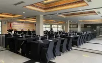 Yusro Hotel Restaurant & Convention Отели в г. Peterongan
